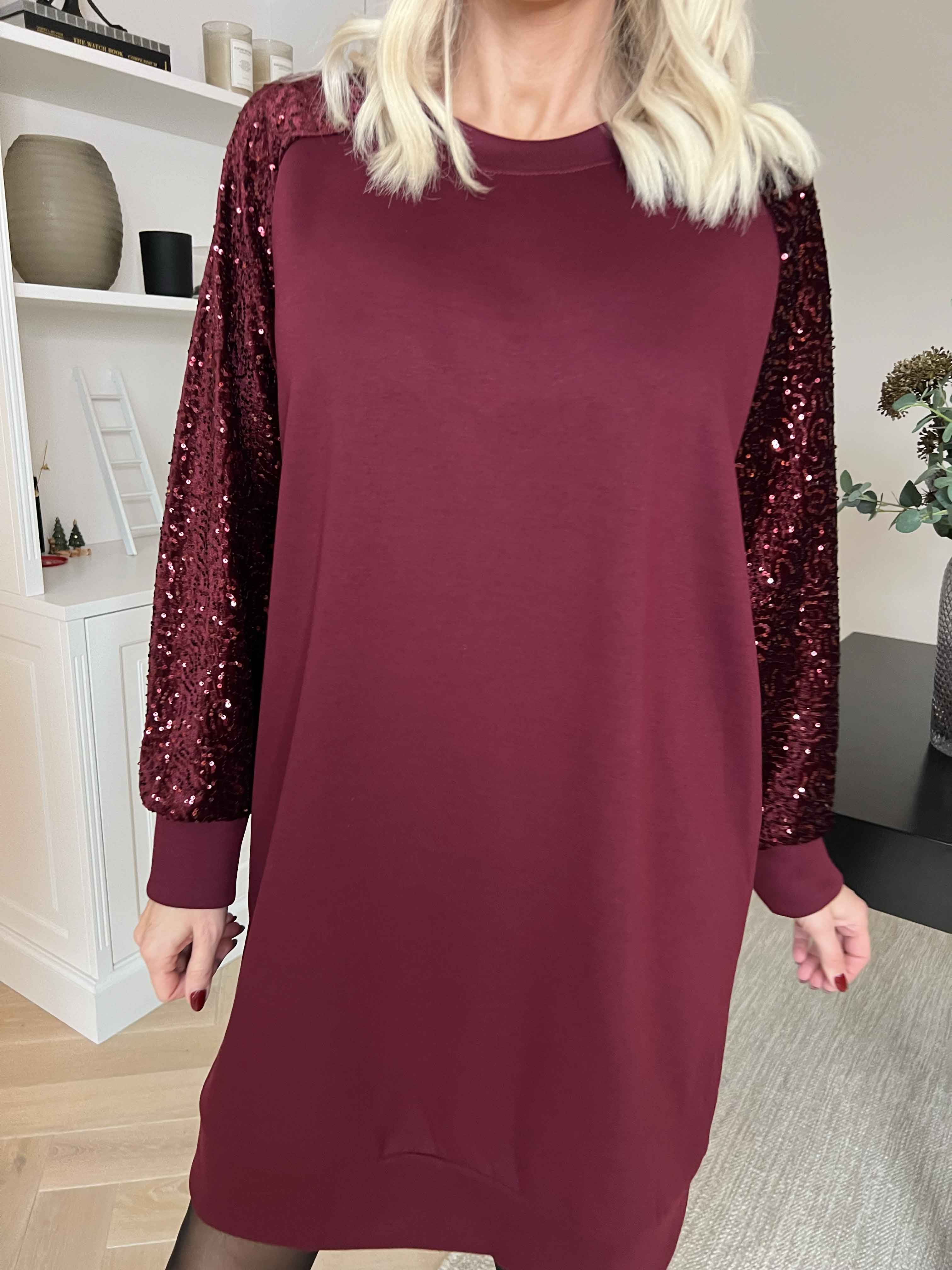 Parma - Joggingkjole med pailletærmer